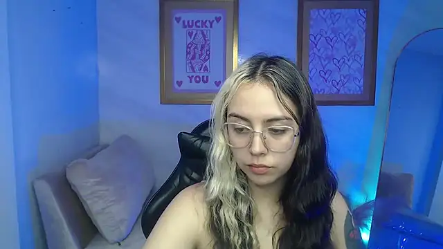 Snapshot of Hela_v chatting on 11.24.25 Hela v online show from 11.24.25