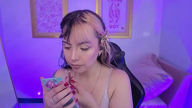 Snapshot of Hela_v chatting on 02.05.26 Hela v online show from 02.05.26