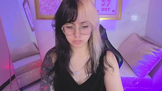 Snapshot of Hela_v chatting on 02.10.26 Hela v online show from 02.10.26