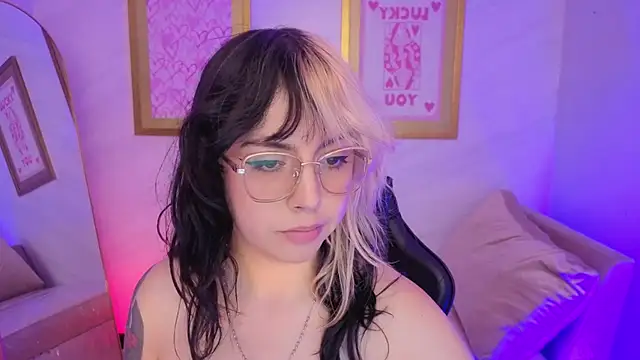 Snapshot of Hela_v chatting on 02.12.26 Hela v online show from 02.12.26