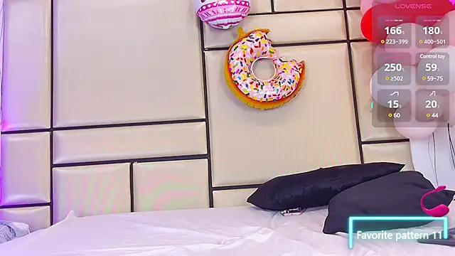 JulianaaHerrera online show from 02.18.25