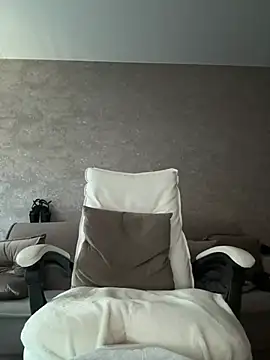 Snapshot of LillySquirtShot chatting on 06.18.26 LillySquirtShot online show from 06.18.26