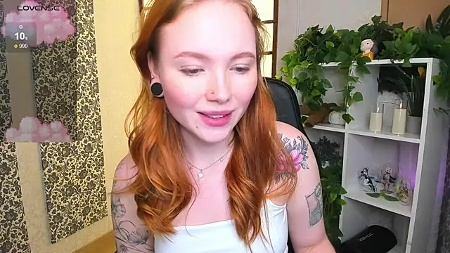 Snapshot of Maya_Light chatting on 02.23.25 Maya Light online show from 02.23.25