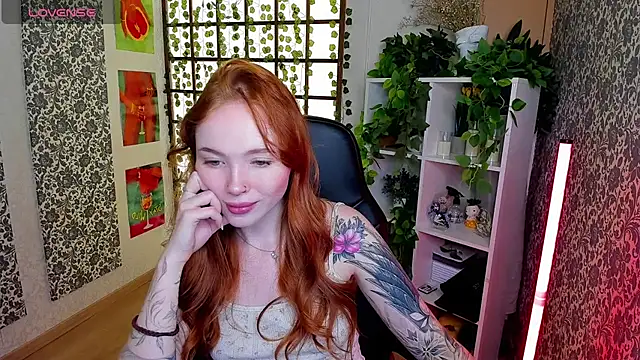 Snapshot of Maya_Light chatting on 09.24.25 Maya Light online show from 09.24.25