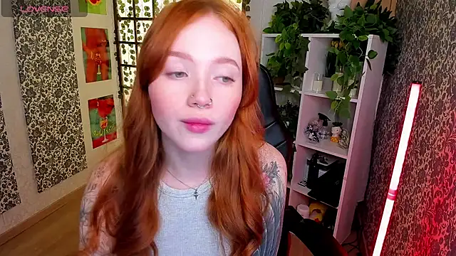 Snapshot of Maya_Light chatting on 09.26.25 Maya Light online show from 09.26.25