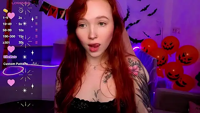 Snapshot of Maya_Light chatting on 11.08.25 Maya Light online show from 11.08.25