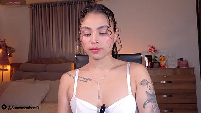 Snapshot of Marivimichel1 chatting on 11.21.25 Marivimichel1 online show from 11.21.25