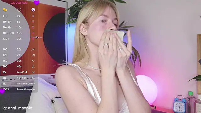 WhiteAnni online show from 03.23.25