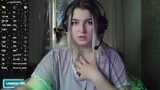 Snapshot of Jenny_Smit chatting on 10.22.25 Jenny Smit online show from 10.22.25