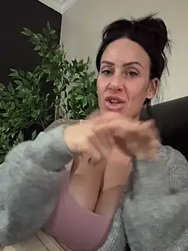 Snapshot of goddess-harper chatting on 12.18.25 goddess-harper online show from 12.18.25