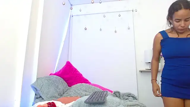 Roxy Stonee online show from 03.18.25