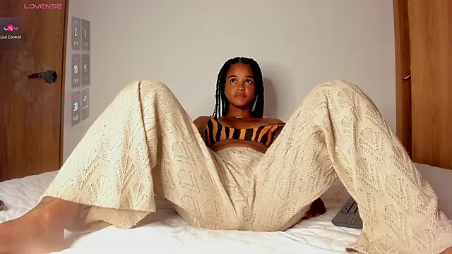 Snapshot of curly_sweett1 chatting on 09.28.25 curly sweett1 online show from 09.28.25