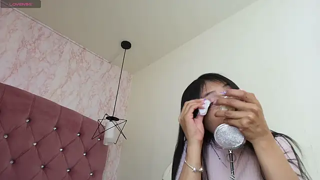 Snapshot of Raichell_ chatting on 10.28.25 Raichell online show from 10.28.25