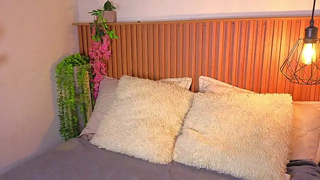 Snapshot of vicky_bass chatting on 09.21.25 vicky bass online show from 09.21.25