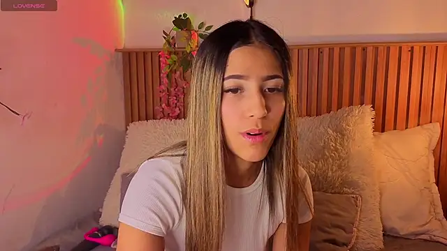 Snapshot of vicky_bass chatting on 10.08.25 vicky bass online show from 10.08.25