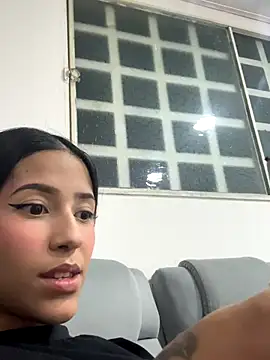 Snapshot of vicky_bass chatting on 10.23.25 vicky bass online show from 10.23.25