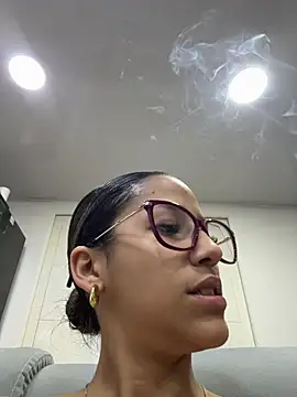 Snapshot of vicky_bass chatting on 11.05.25 vicky bass online show from 11.05.25