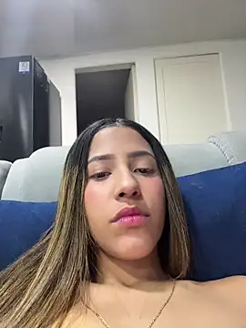 Snapshot of vicky_bass chatting on 11.08.25 vicky bass online show from 11.08.25