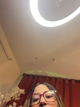 Snapshot of vicky_bass chatting on 12.04.25 vicky bass online show from 12.04.25