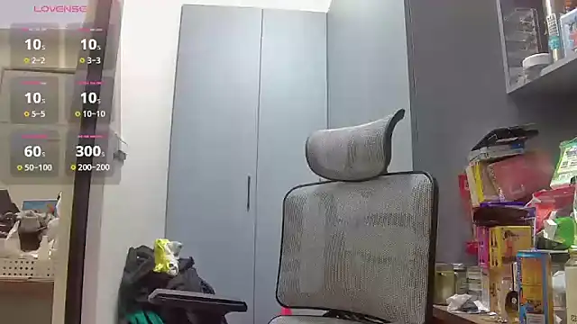 Snapshot of beartopslave chatting on 10.13.25 beartopslave online show from 10.13.25