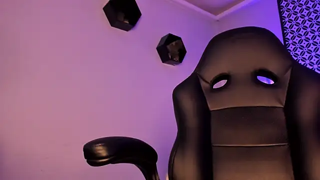 Gigi Strawberry online show from 03.11.25