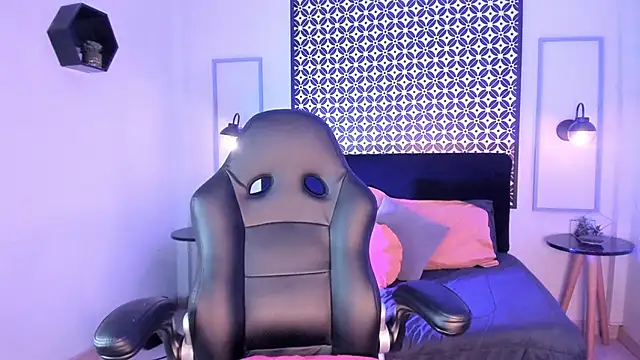 Gigi Strawberry online show from 03.19.25