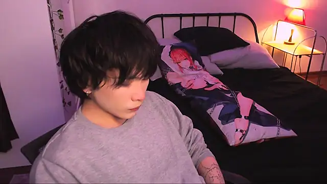 Snapshot of rennnuts chatting on 10.10.25 rennnuts online show from 10.10.25