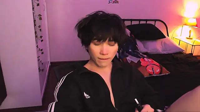 Snapshot of rennnuts chatting on 10.12.25 rennnuts online show from 10.12.25