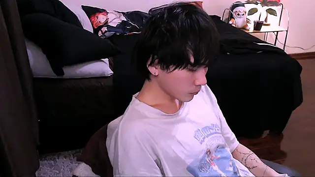 Snapshot of rennnuts chatting on 11.17.25 rennnuts online show from 11.17.25