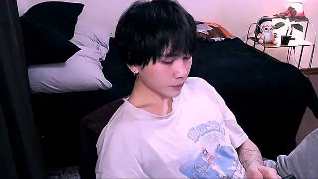 Snapshot of rennnuts chatting on 11.18.25 rennnuts online show from 11.18.25