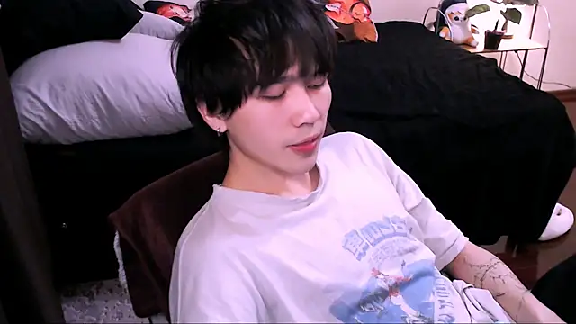 Snapshot of rennnuts chatting on 11.19.25 rennnuts online show from 11.19.25