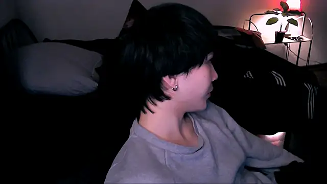 Snapshot of rennnuts chatting on 11.23.25 rennnuts online show from 11.23.25