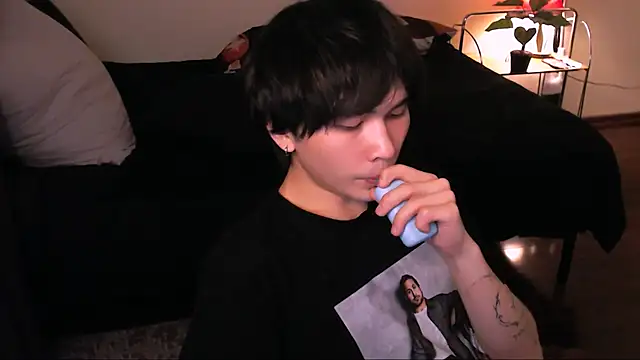 Snapshot of rennnuts chatting on 11.26.25 rennnuts online show from 11.26.25