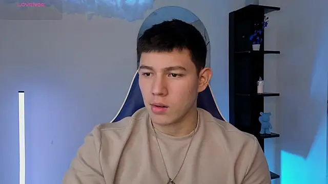 Snapshot of JamesCr_ chatting on 06.19.26 JamesCr online show from 06.19.26