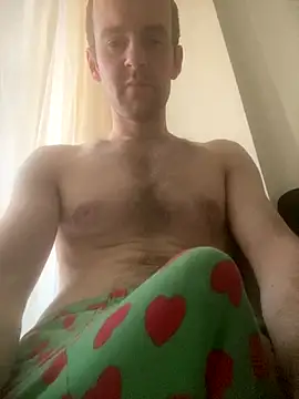 Snapshot of LynnAhNight chatting on 10.04.25 LynnAhNight online show from 10.04.25