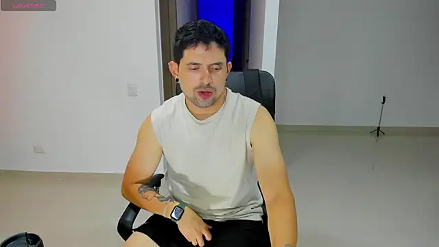 Snapshot of ILoveNYStyle chatting on 10.01.25 ILoveNYStyle online show from 10.01.25