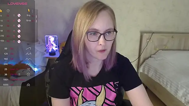 Snapshot of Agatha_Mott chatting on 10.10.25 Agatha Mott online show from 10.10.25