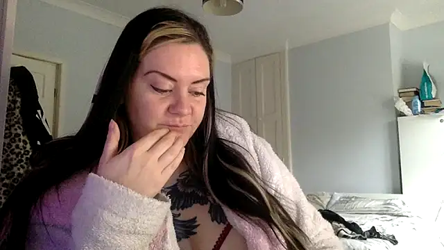 AureliaXOX online show from 02.14.25