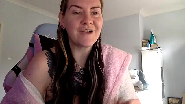 AureliaXOX online show from 02.16.25