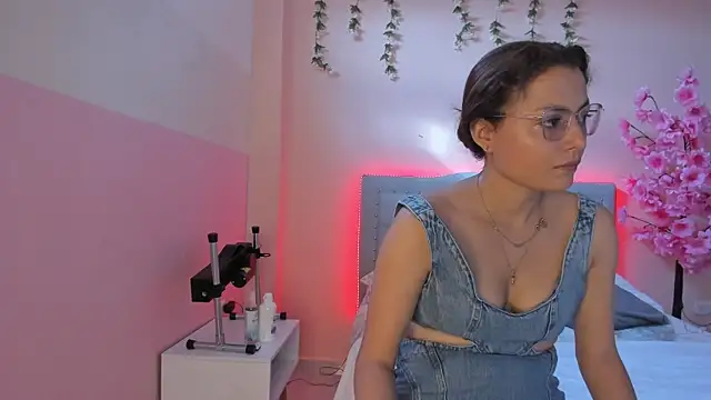 Snapshot of littletammy4u_ chatting on 10.03.25 littletammy4u online show from 10.03.25