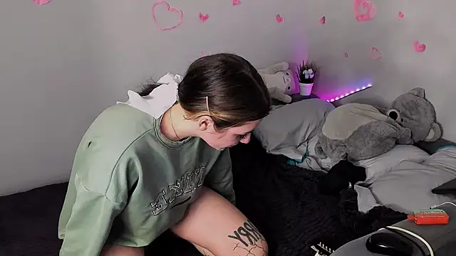 Snapshot of MollyMi0 chatting on 02.24.25 MollyMi0 online show from 02.24.25