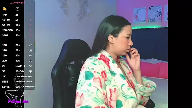 SallyWhitee online show from 12.04.25