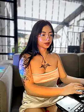 Snapshot of Valu_euphoria chatting on 11.25.25 Valu euphoria online show from 11.25.25