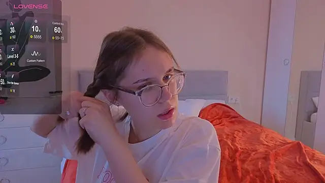 Mia Luw online show from 10.14.25