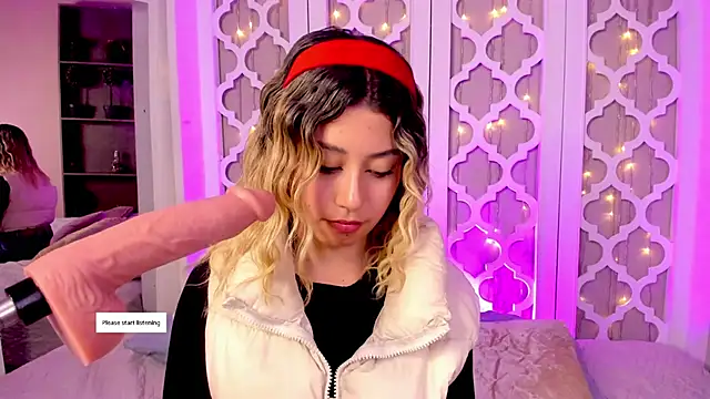 Snapshot of cloe_palmer chatting on 02.05.25 cloe palmer online show from 02.05.25