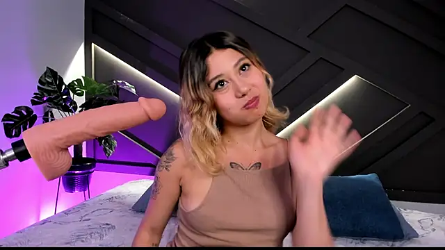 Snapshot of cloe_palmer chatting on 02.08.25 cloe palmer online show from 02.08.25