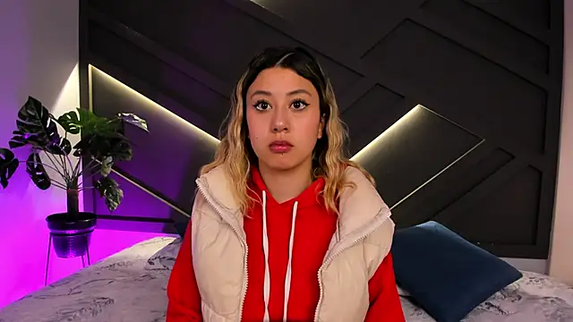 Snapshot of cloe_palmer chatting on 02.13.25 cloe palmer online show from 02.13.25