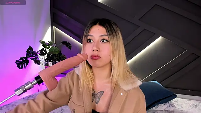 Snapshot of cloe_palmer chatting on 02.21.25 cloe palmer online show from 02.21.25