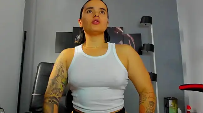 Snapshot of karlyjons12 chatting on 02.25.25 karlyjons12 online show from 02.25.25