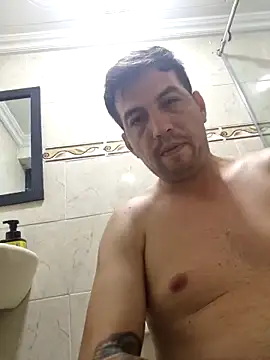 Snapshot of reyarturs13 chatting on 02.18.25 reyarturs13 online show from 02.18.25